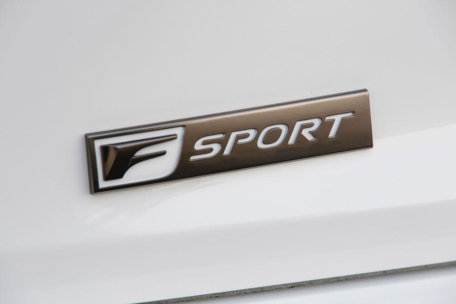 Логотип Lexus IS300 AWD F-Sport 2015 года  (фото 28 из 48)